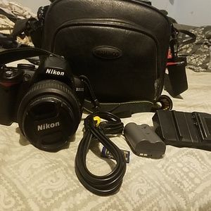Nikon D3000 + TRIPOD + BAG